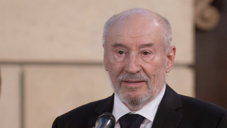 victor-rebengiuc-primeste-premiul-romania-europeana-2025.-nicusor-dan:-„nu-s-a-lasat-dus-de-succes-si-a-continuat-sa-munceasca”