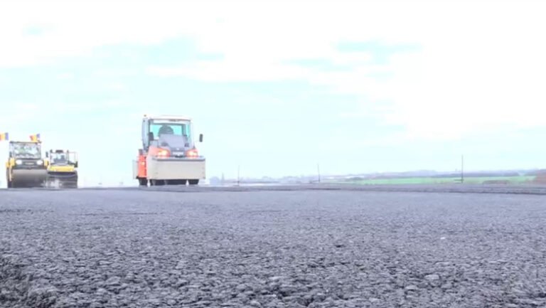 dupa-mai-bine-de-un-deceniu-de-blocaje,-apar-primii-kilometri-de-asfalt-pe-a3-in-bihor.-imagini-de-pe-santierul-autostrazii