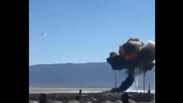 momentul-in-care-un-pilot-american-din-escadronul-de-elita-thunderbirds-se-catapulteaza,-inainte-ca-avionul-sau-se-prabuseasca