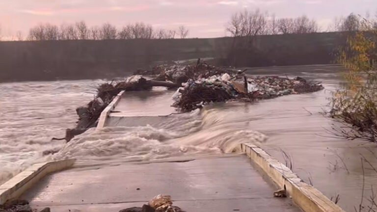 un-pod-a-fost-rupt-de-ape-in-calarasi,-dupa-golirea-barajului-mihailesti.-ce-spun-autoritatile
