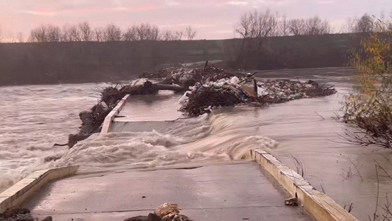 un-pod-a-fost-rupt-de-ape-in-calarasi,-dupa-golirea-barajului-mihailesti.-ce-spun-autoritatile un-pod-a-fost-rupt-de-ape-in-calarasi,-dupa-golirea-barajului-mihailesti.-ce-spun-autoritatile