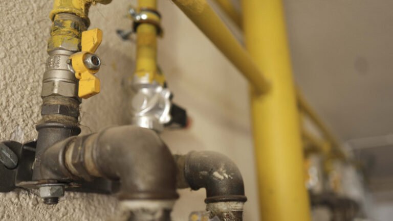 val-de-sesizari-privind-probleme-la-gaze-in-bucuresti,-dupa-explozia-din-rahova.-distrigaz-si-firmele-acreditate-nu-fac-fata