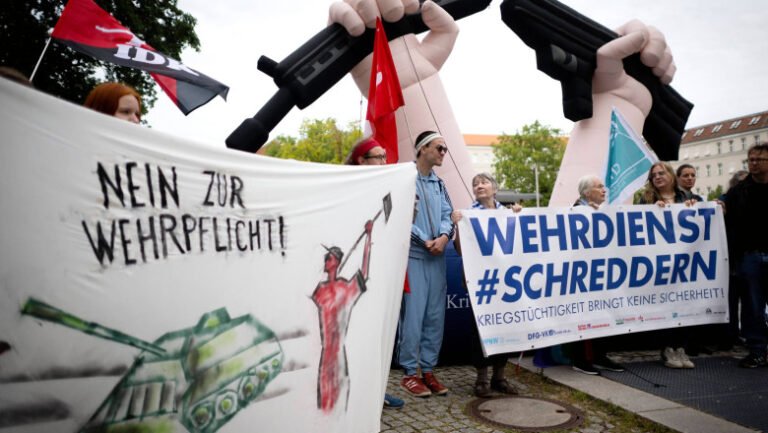 demonstratie-in-germania-impotriva-reintroducerii-serviciului-militar-voluntar:-nu-ne-puteti-lua-vietile-daca-nu-va-inghitim-minciunile