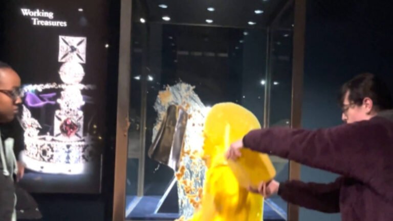 turnul-londrei-a-fost-inchis.-patru-persoane-au-fost-arestate-dupa-ce-au-aruncat-cu-alimente-in-vitrina-in-care-era-coroana-imperiala