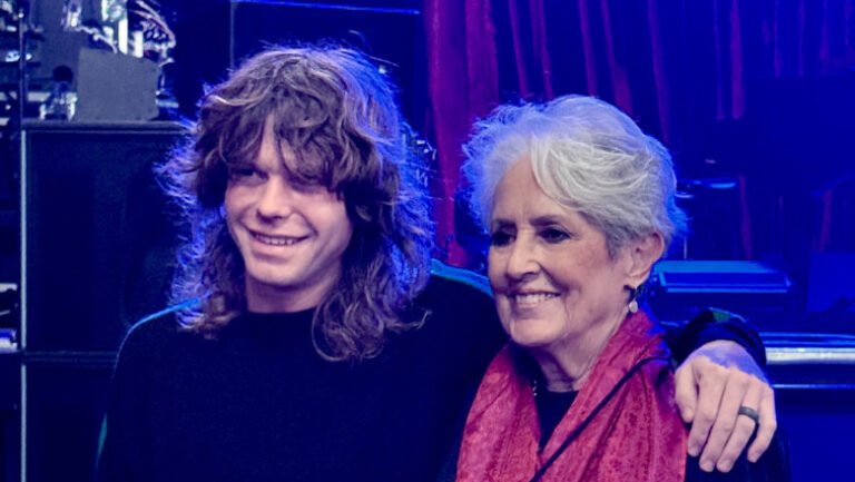 cum-se-numeste-ultima-melodie-inregistrata-de-joan-baez.-artista-s-a-intors-in-studio,-revoltata-de-politicile-lui-trump