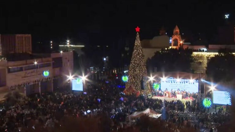 bradul-de-craciun-din-betleem,-aprins-pentru-prima-data-de-la-inceputul-razboiului-din-gaza