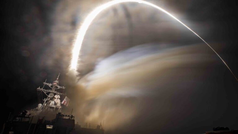 pilot-american-de-f-16,-premiat-pentru-manevre-exceptionale-impotriva-rebelilor-houthi.-cum-a-supravietuit-unui-baraj-de-rachete