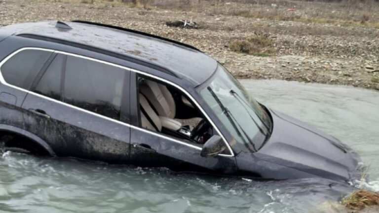 un-sofer-beat-si-fara-permis-si-a-abandonat-masina-in-albia-unui-rau,-in-timp-ce-fugea-de-poltisti.-el-a-fost-retinut