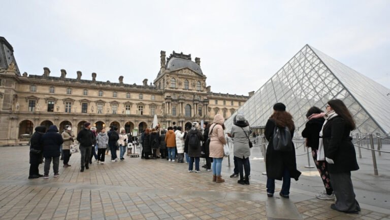 aproximativ-400-de-opere-antice-au-fost-distruse-in-departamentul-de-antichitati-egiptene-al-muzeului-luvru