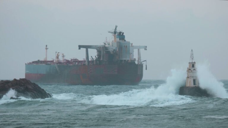 bulgaria-a-trimis-apa-si-alimente-celor-10-marinari-ramasi-pe-petrolierul-„kairos”,-blocat-in-marea-neagra-dupa-un-atac-ucrainean