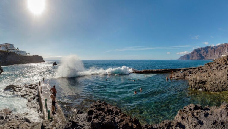 trei-oameni-au-murit-dupa-ce-un-val-urias-a-lovit-o-piscina-naturala-si-au-fost-dusi-in-larg,-in-tenerife