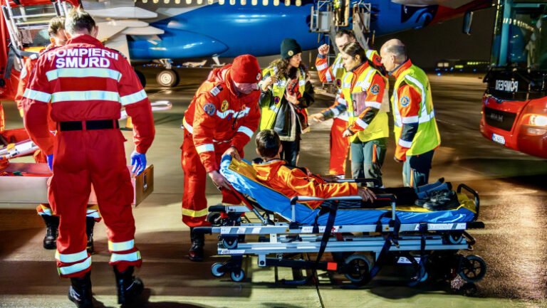 8-pacienti-palestinieni-din-fasia-gaza-au-fost-adusi-la-bucuresti-cu-un-avion-militar.-6-dintre-ei-au-fost-transferati-in-alte-tari-ue