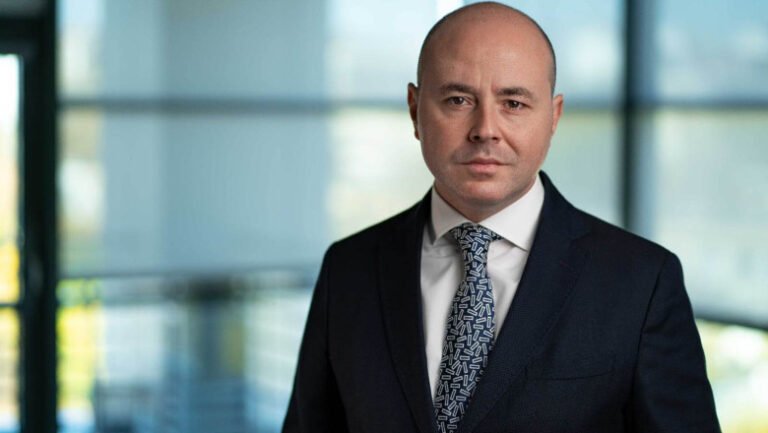 invazia-„imigrantilor-digitali”:-cum-transforma-algoritmii-si-conturile-fantoma-democratia-romaneasca-intr-o-forma-fara-fond