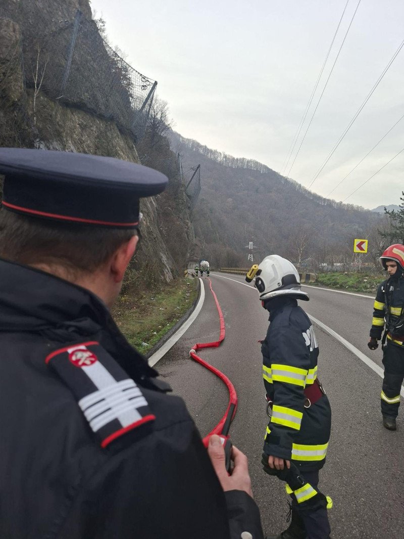 circulatia-pe-valea-oltului-ramane-inchisa-pana-miercuri-dimineata,-din-cauza-cisternei-cu-scurgeri-de-gaz-de-la-calimanesti circulatia-pe-valea-oltului-ramane-inchisa-pana-miercuri-dimineata,-din-cauza-cisternei-cu-scurgeri-de-gaz-de-la-calimanesti