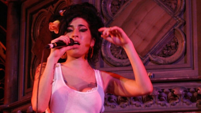 scandal-din-cauza-rochiilor-lui-amy-winehouse:-tatal-artistei-le-acuza-pe-prietenele-cantaretei-ca-i-au-vandut-fara-drept-bunurile