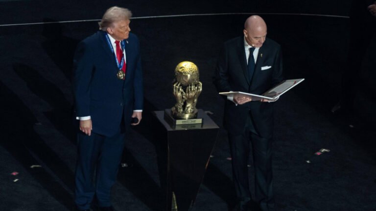 gianni-infantino,-acuzat-de-incalcarea-regulilor-fifa-dupa-ce-i-a-acordat-premiul-pentru-pace-lui-donald-trump
