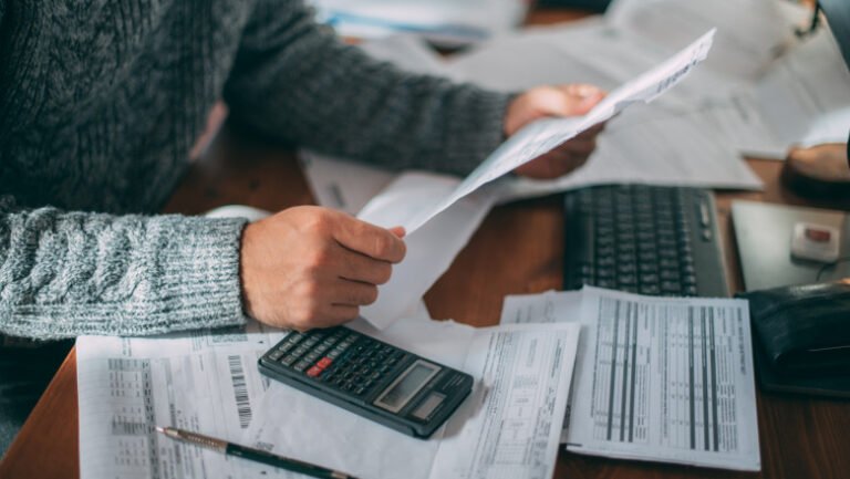 ccr-a-validat-pachetul-fiscal:-impozite-mai-mari-la-locuinte,-terenuri,-masini-si-dividende-din-2026.-cum-vor-fi-afectati-romanii