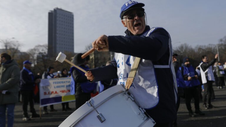 profesorii-protesteaza-in-piata-victoriei:-„demnitatea-nu-se-negociaza”.-sindicatele-cer-demiterea-ministrului-daniel-david