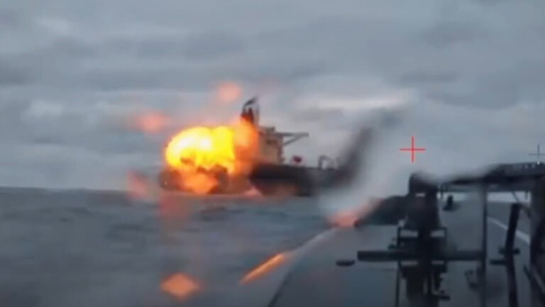 momentul-in-care-dronele-marine-ucrainene-ataca-si-avariaza-un-alt-petrolier-al-„flotei-fantoma”-rusesti-in-marea-neagra