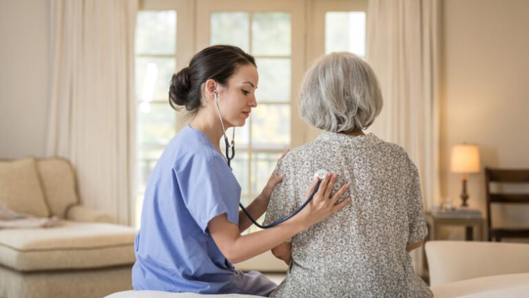 cand-este-obligat-medicul-de-familie-sa-ofere-consultatii-la-domiciliu.-cum-pot-pacientii-sa-solicite-vizita