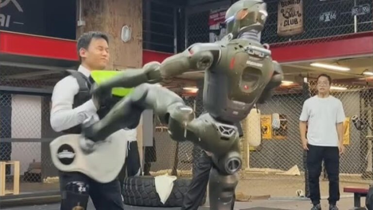 ceo-ul-unei-companii-chineze-de-robotica-a-publicat-un-clip-in-care-e-batut-de-robotul-sau,-in-incercarea-de-a-combate-scepticismul
