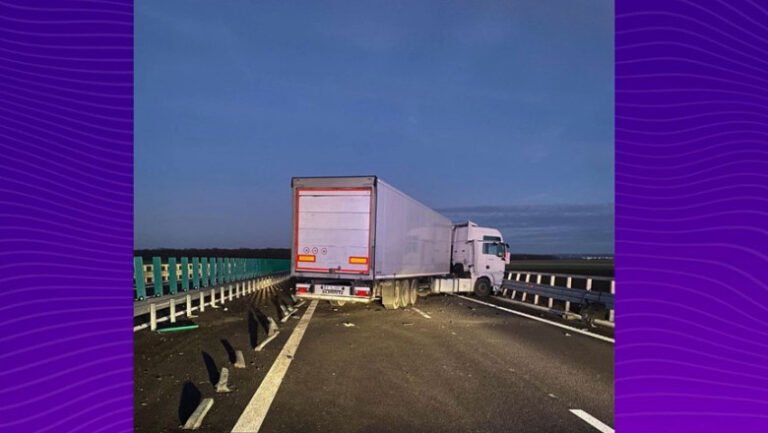 trafic-blocat-pe-drumul-expres-craiova-pitesti,-dupa-ce-un-tir-a-lovit-parapetul-si-a-ramas-blocat