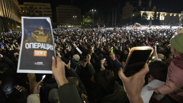 mii-de-bulgari-au-iesit-in-strada-pentru-a-cere-demisia-guvernului-si-reformarea-justitiei