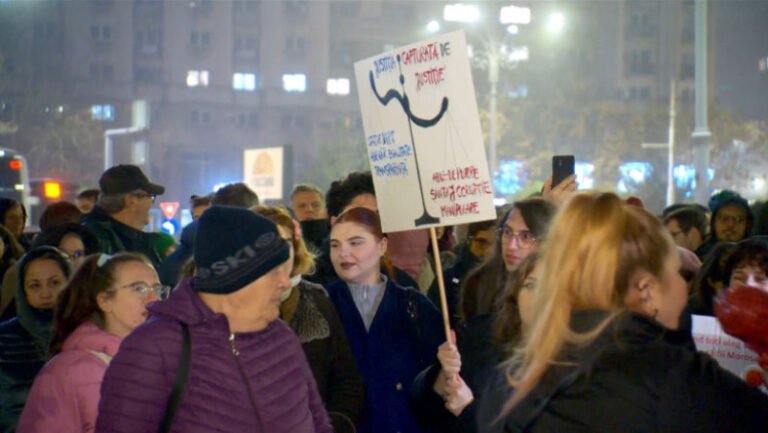 „justitie,-nu-coruptie”.-protest-in-piata-victoriei:-sute-de-manifestanti-cer-demiteri-la-varful-justitiei-si-reforme-imediate