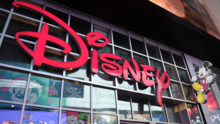 disney-investeste-1-miliard-de-dolari-in-openai.-sora-va-putea-genera-videoclipuri-cu-personaje-star-wars,-marvel-si-pixar