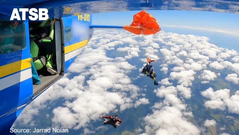 momentul-in-care-un-parasutist-sportiv-ajunge-suspendat-de-coada-avionului,-dupa-ce-parasuta-i-se-deschide-mult-prea-devreme momentul-in-care-un-parasutist-sportiv-ajunge-suspendat-de-coada-avionului,-dupa-ce-parasuta-i-se-deschide-mult-prea-devreme