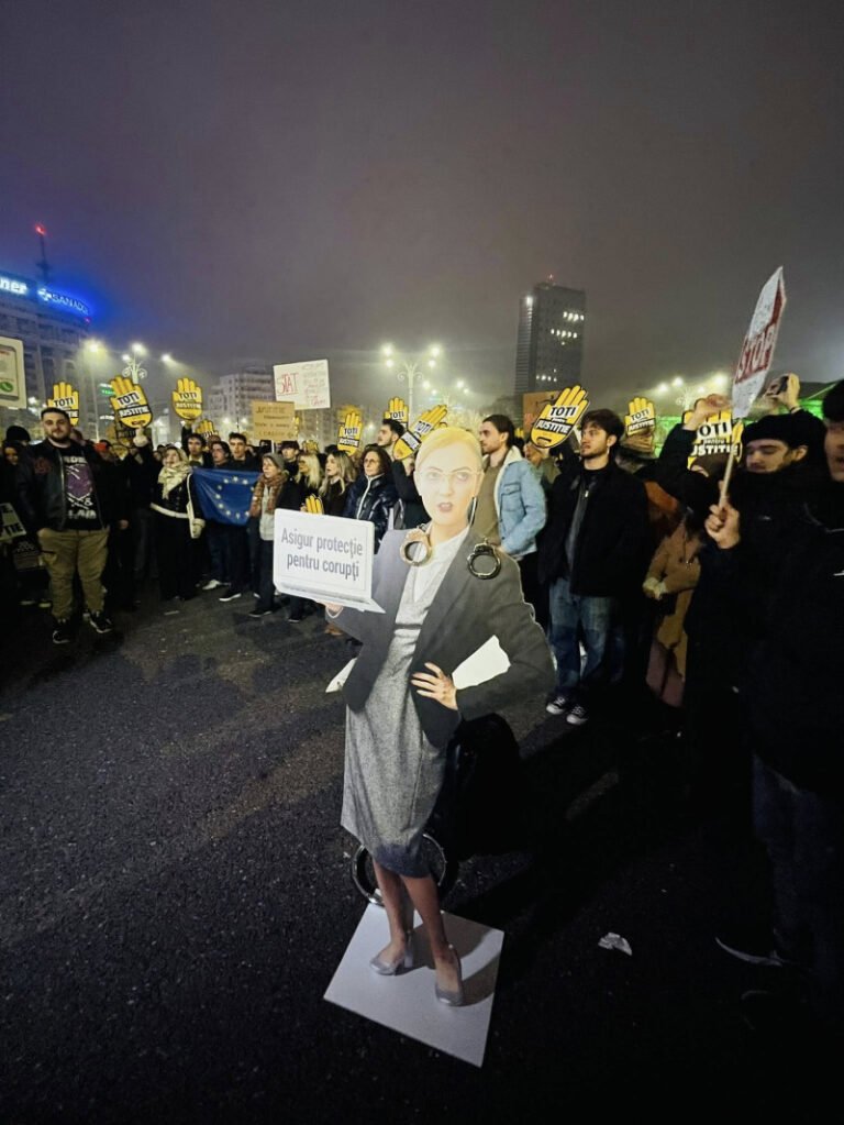 protestele-pentru-independenta-justitiei-continua.-romanii-ies-in-strada-pentru-a-patra-zi-la-rand:-mii-de-oameni-in-piata-victoriei