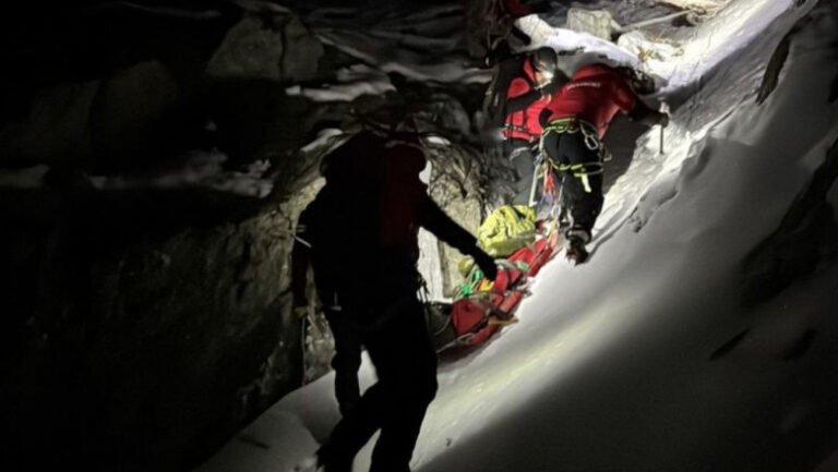 turist-ranit-grav-dupa-ce-a-cazut-in-muntii-fagaras.-salvamontistii-intervin-pentru-recuperarea-lui