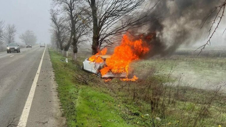 accident-grav-in-olt.-un-tanar-de-19-ani-a-murit-dupa-ce-a-intrat-cu-masina-in-copac,-iar-autoturismul-a-luat-foc
