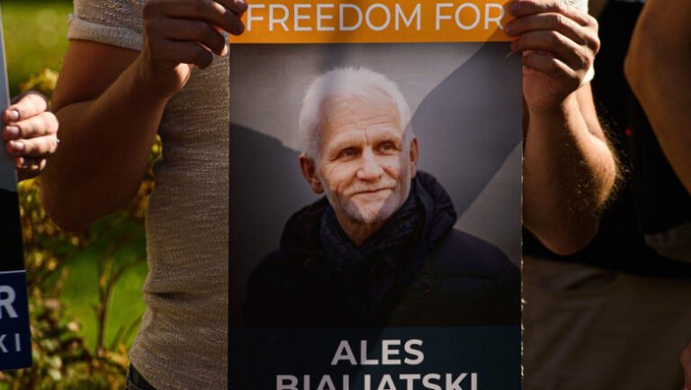 ales-bialiatski,-laureatul-nobel,-eliberat-din-inchisoare-in-belarus,-promite-sa-lupte-in-continuare:-„mii-de-oameni-sunt-inchisi”