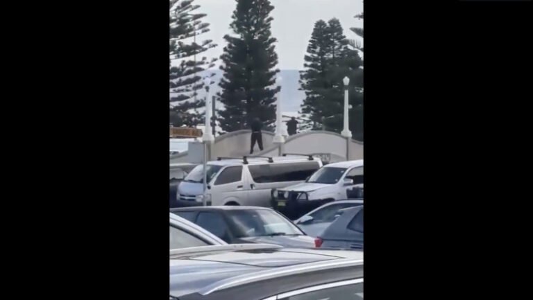 incident-armat-pe-o-plaja-celebra-din-sydney:-12-focuri-de-arma-trase,-sase-persoane-transportate-la-spital