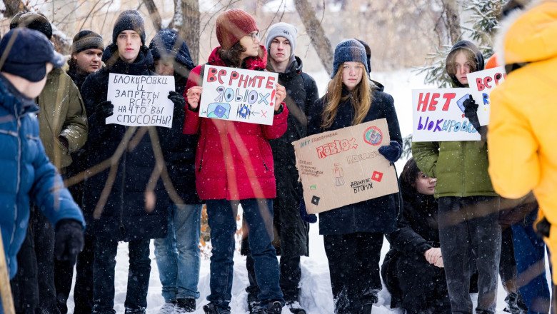 demonstratie-rara-de-nemultumire-publica-intr-un-oras-din-rusia.-proteste-fata-de-interzicerea-platformei-de-jocuri-roblox demonstratie-rara-de-nemultumire-publica-intr-un-oras-din-rusia.-proteste-fata-de-interzicerea-platformei-de-jocuri-roblox