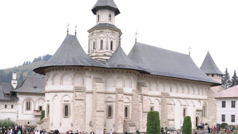 slujba-de-pomenire-a-etnicilor-romani-din-ucraina-cazuti-pe-front,-la-manastirea-putna.-„razboiul-a-intrat-in-casele-noastre”