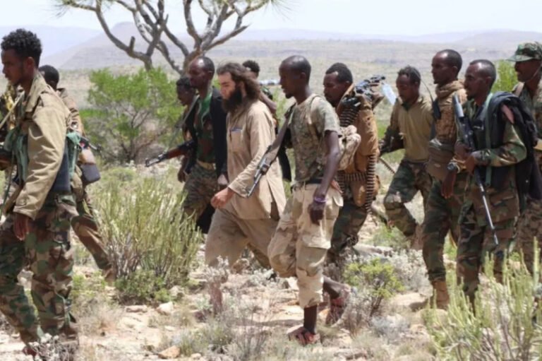 i-au-promis-bani,-casa-si-sotie,-dar-a-ajuns-intr-o-pestera-in-desert.-povestea-olandezului-care-a-luptat-alaturi-de-isis-in-somalia