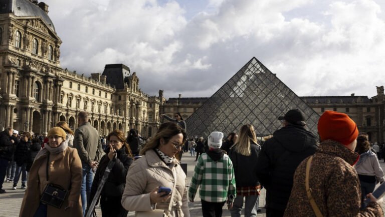 luvrul-intra-in-greva-o-noua-lovitura-pentru-muzeul-parizian-dupa-furtul-bijuteriilor.-obiectivul-ar-putea-fi-inchis-saptamana-aceasta