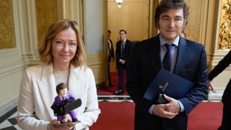 giorgia-meloni-scoate-la-licitatie-cadourile-de-la-liderii-lumii:-ce-obiecte-neobisnuite-a-primit-in-dar-premierului-italiei