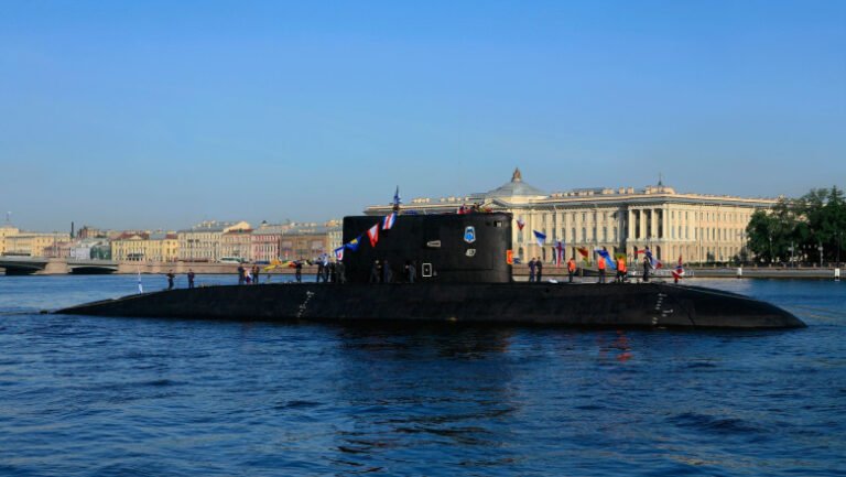 „pentru-prima-data-in-istorie”.-ucrainenii-au-distrus-cu-drone-subacvatice-un-submarin-rus,-in-valoare-de-500-de-milioane-de-dolari