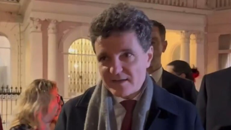 romanii-din-londra-l-au-asteptat-pe-presedinte-in-curtea-ambasadei:-„nicusoare,-nu-mai-sta,-apara-justitia”.-ce-le-a-transmis-oamenilor