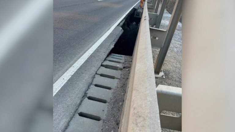 inca-o-alunecare-de-teren-a-avut-loc-pe-dn1,-in-prahova:-circulatia-a-fost-restrictionata.-anuntul-autoritatilor