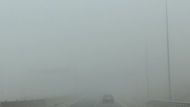 centrul-infotrafic:-ceata-densa-pe-drumuri-din-17-judete,-se-poate-forma-polei.-recomandarile-politistilor-pentru-soferi