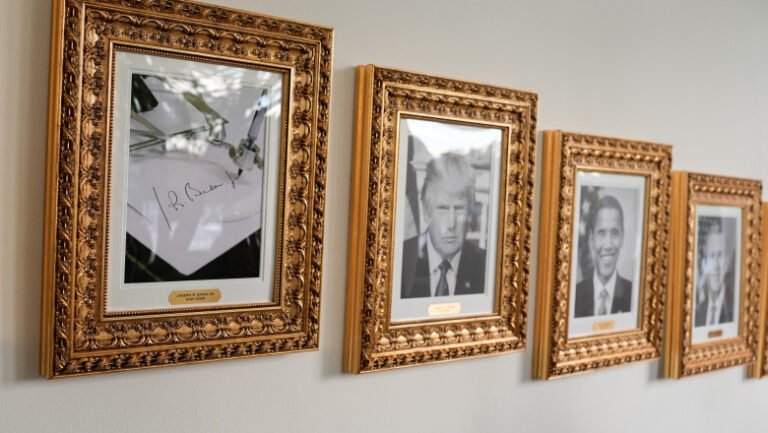 „barack-hussein-obama”-si-„somnorosul-joe-biden”:-insulte-la-adresa-fostilor-presedinti,-afisate-pe-placute-comemorative-la-casa-alba