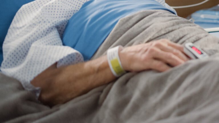 11-dintre-batranii-tinuti-in-conditii-mizere-in-azilul-din-timis-au-fost-internati-cu-scabie.-a-fost-deschisa-o-ancheta-epidemiologica