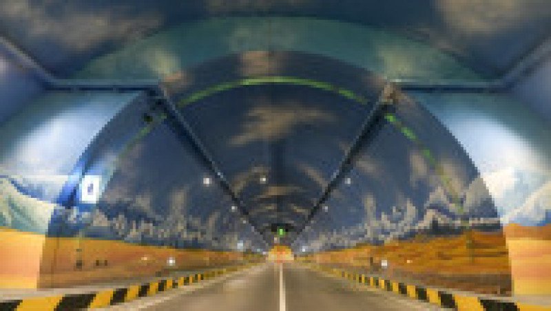 Cel mai lung tunel de autostradă din lume va fi deschis până la sfârșitul acestui an. Acesta este situat în nord-vestul Chinei, pe autostrada Urumqi-Yuli din Regiunea Autonomă Xinjiang. Tunelul Tianshan Shengli are o lungime de 22,13 kilometri și traversează Munții Tian Shan. / Sursă foto: Profimedia | Poza 5 din 5