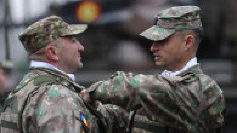 Soldați se pregătesc pentru începerea paradei militare de Ziua Națională a României, în București, 1 decembrie 2025. Foto: Inquam Photos/ Octav Ganea | Poza 20 din 24