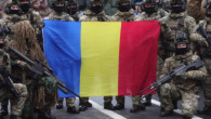 Soldați se pregătesc pentru începerea paradei militare de Ziua Națională a României, în București, 1 decembrie 2025. Foto: Inquam Photos/ Octav Ganea | Poza 23 din 24