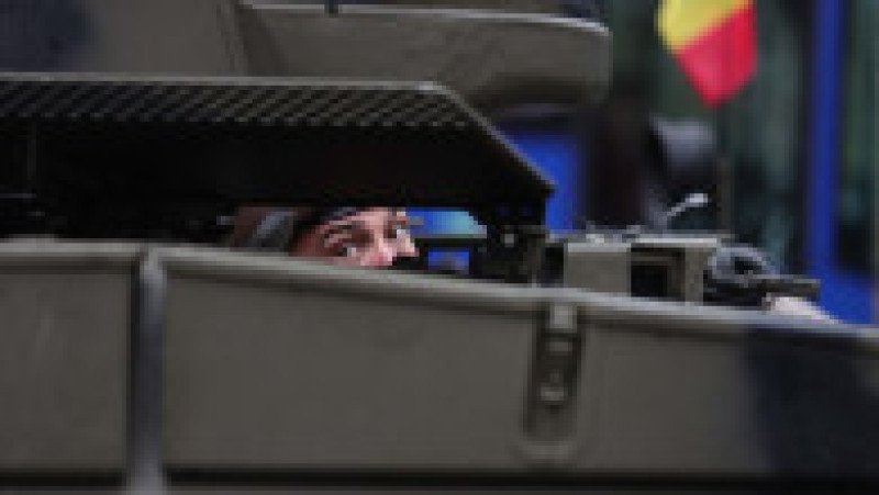 Soldați se pregătesc pentru începerea paradei militare de Ziua Națională a României, în București, 1 decembrie 2025. Foto: Inquam Photos/ Octav Ganea | Poza 21 din 24